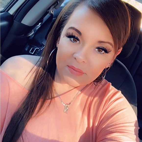 Meet your Posher, Nichole - Picture 3 of 4